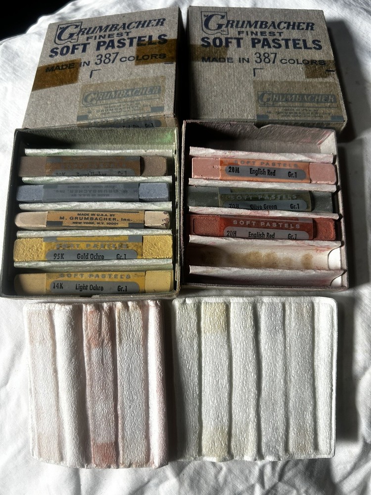 Vintage Grumbacher 8 Assorted Soft Pastels As Shown – Please See The Pictures