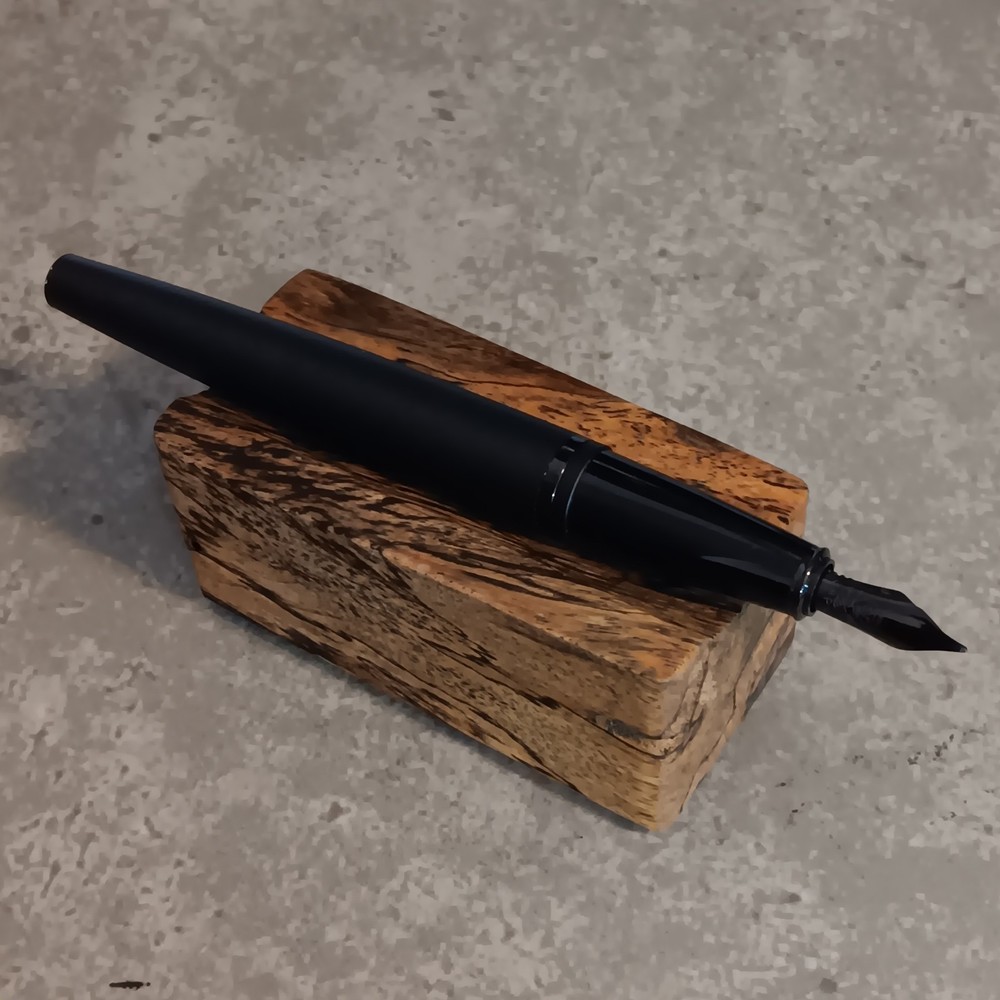 Fountain Pen/Pencil Display/Pen Holder For 1 Pen/Pencil. In Spalted Tamarind.