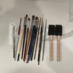 Lot of different Loews & Other brands Of artist paint brushes