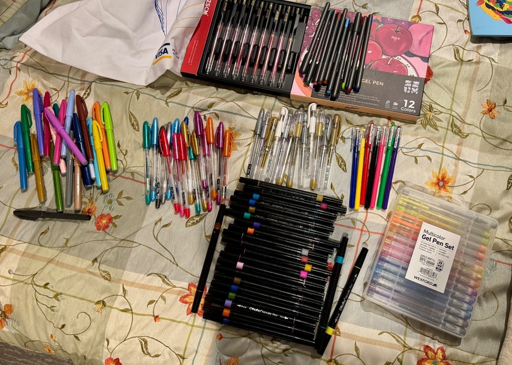 Lot of 130 glitter, gel, matte brush pens and markers. Pentel, Uniball, Ohuhu