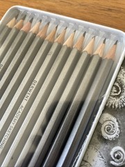 Derwent Academy Tin of 12 Graphite Sketching Pencils 6B – 5H Artist College Art
