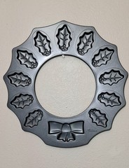 Wilton Holly Berry Wreath Craft Mold Pan Christmas Decor Plaster Resin Not Food