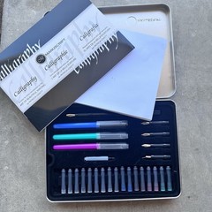 MANUNSCRIPT Calligraphy Compendium Set, Tin Box 4 Pens & 17 cartridges