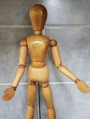 A Vintage Extra Tall Artist Mannequin. 46 cm / 18″.