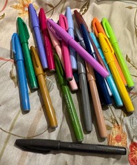 Lot of 130 glitter, gel, matte brush pens and markers. Pentel, Uniball, Ohuhu