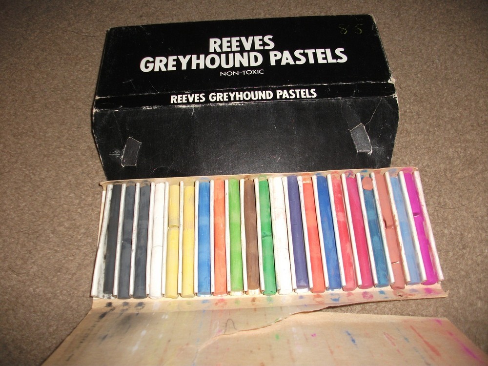 REEVES GREYHOUND BOX OF PASTELS CHARCOALS-21 ASSORTED COLOURS-NON TOXIC