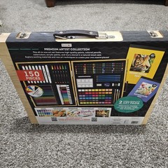 Bendon Deluxe Wooden Art case Including 2 Art Pads, 150 Pieces (NEW)