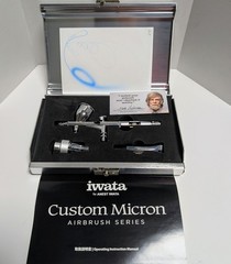 Iwata Custom Micron CM-C Plus Gravity Feed Dual Action Airbrush – ICM4502 EUC!!