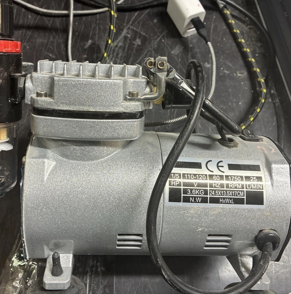 Used 1/5 HP Airbrush Compressor Air Pump with Regulator, Gauge, +++ Accessories