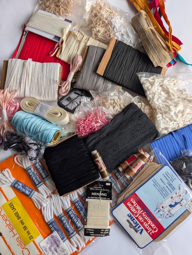 JOB LOT #131: VINTAGE threads, ribbon, lace, bows, zips & more