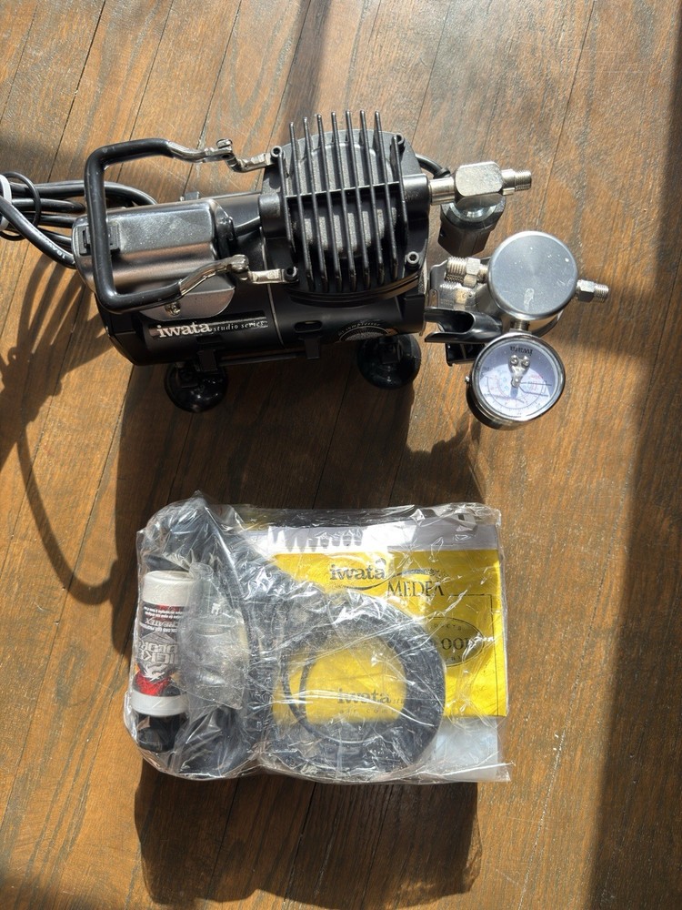 Iwata Airbrushes oil-less piston air Compressor & Airbrush Kit Smartjet