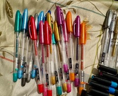 Lot of 130 glitter, gel, matte brush pens and markers. Pentel, Uniball, Ohuhu