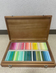 Holbein Artists’ Oil Pastels 100 Colors Set U690 in Wooden Box