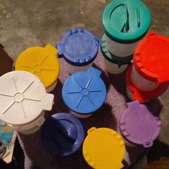 These are Sargent Art No-Spill Paint Cups with Flip Open Lids.