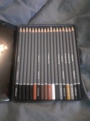 WHSmith Sketching & Drawing Starter Set With 9 Sketching & 9 Coloured Pencils